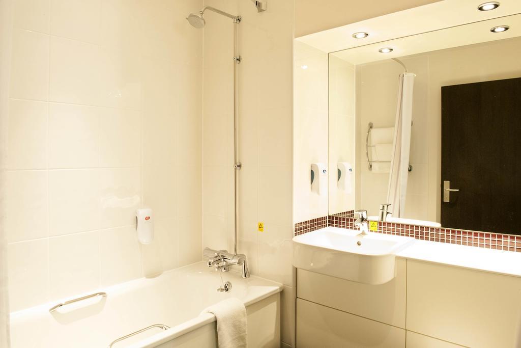 Premier Inn Aberdeen Airport - Dyce Room photo